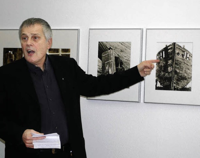 Erluterte die Motive: Hans-Jrg Jenne bei der Vernissage.   | Foto: Jahn