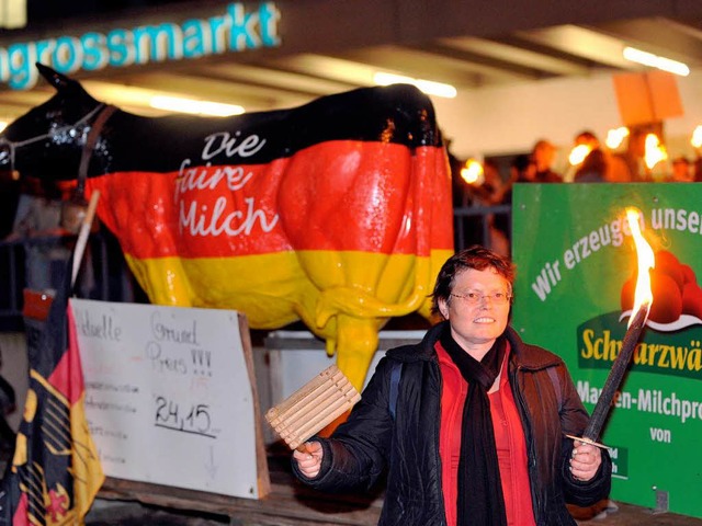 Landwirte protestieren im April 2009 v...einung nach zu niedrigen Milchpreise.   | Foto: dpa