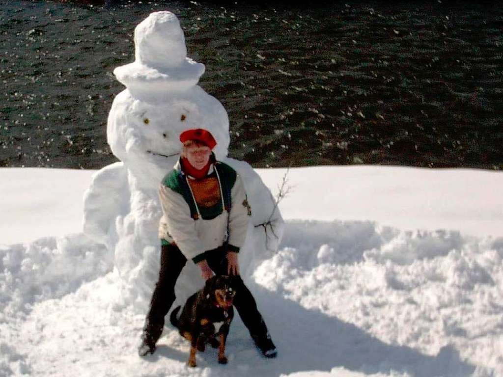 Gisela Schneck und  Hund Janni mit Schneemann am Dreisamfer in March-Buchheim. Schon geschmolzen, da vor zwei Jahren aufgenommen, aber immer noch schn.