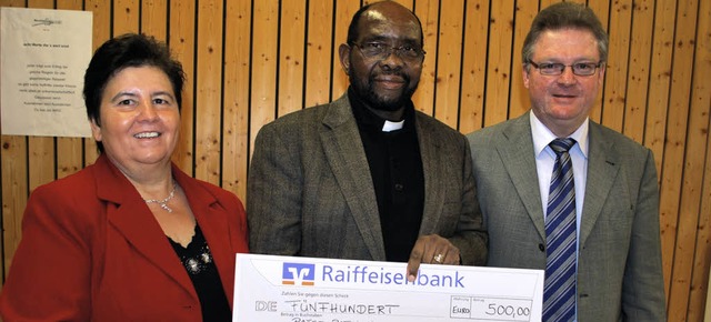 Angelika Flesch berreichte Pater Patr...chte eine Spende in Hhe von 300 Euro.  | Foto: benjamin bohn