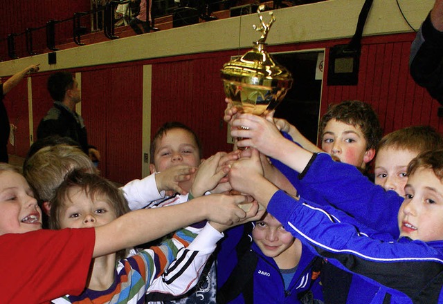 Stolz stemmten die  F-Junioren  des FC...inhalle  den Siegerpokal in die Hhe.   | Foto: Werner PROBST