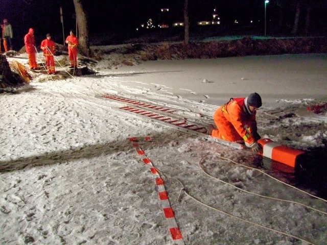 Die Wasserretter der DLRG bei einer  Eisrettungsbung    | Foto: DLRG Breisgau