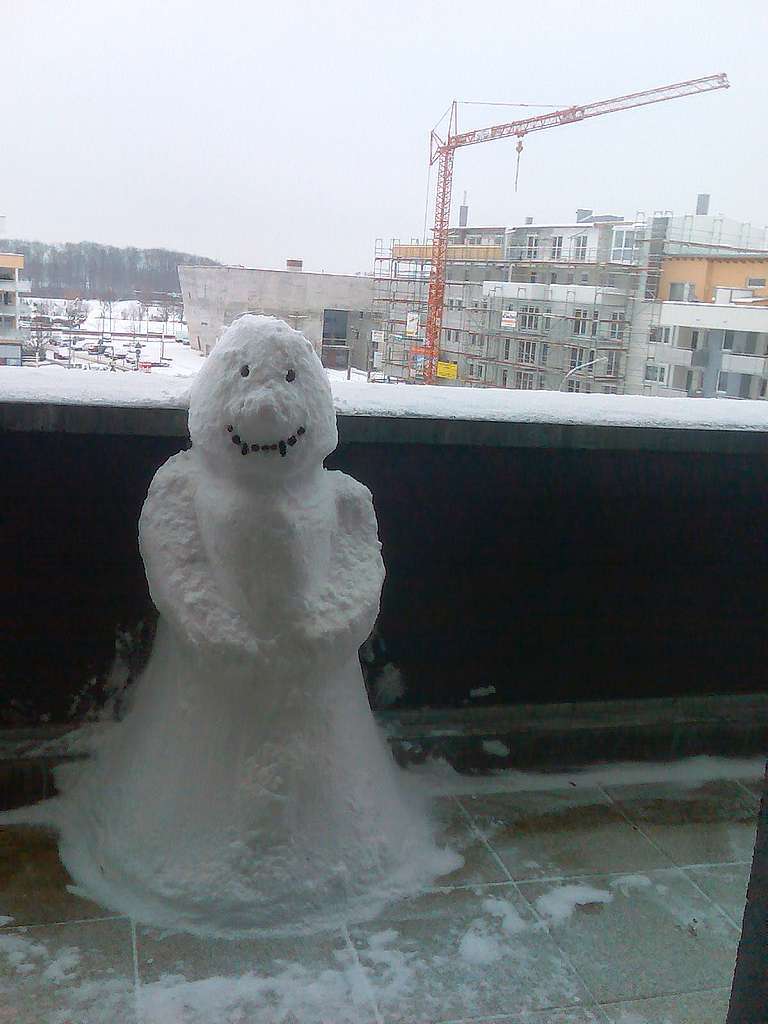 „Der Winter hat bei mir gengend Schnee auf den Balkon gebracht, so dass ich diesen 1,2 Meter hohen Schneemann im 5. Stock im  Rieselfeld bauen konnte.“