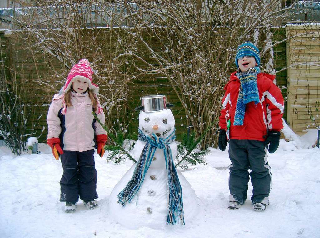 Die vier Jahre alte Kaya und ihr Bruder Dion Winter (6 Jahre) aus Lrrach-Haagen haben diesen  Schneemann gebaut.