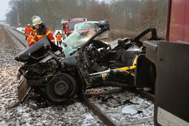 Das Auto wurde 300 Meter weit mitgeschleift.  | Foto: dpa