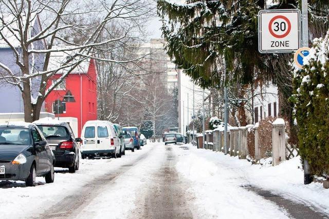 Freiburg: Weier Winter, verschneite Nebenstraen