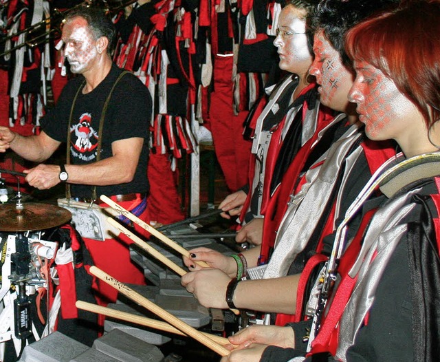 Nrrisches Treiben mit fnf  Guggenmusiken in der Dorfhalle.  | Foto: Denz