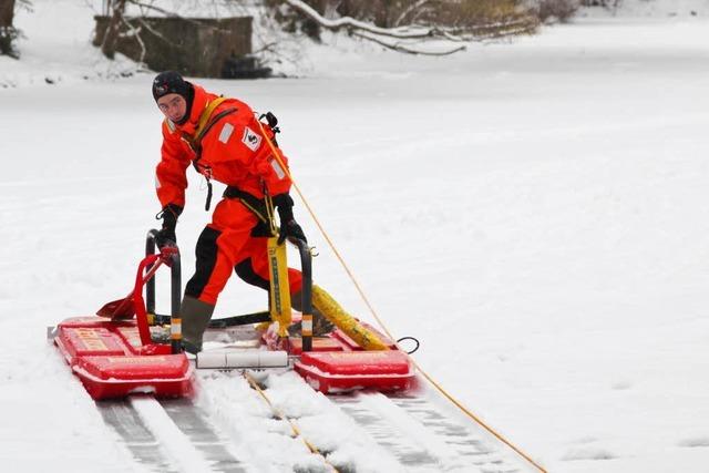 Freiburger Feuerwehr: Neuer Eisschlitten soll Leben retten