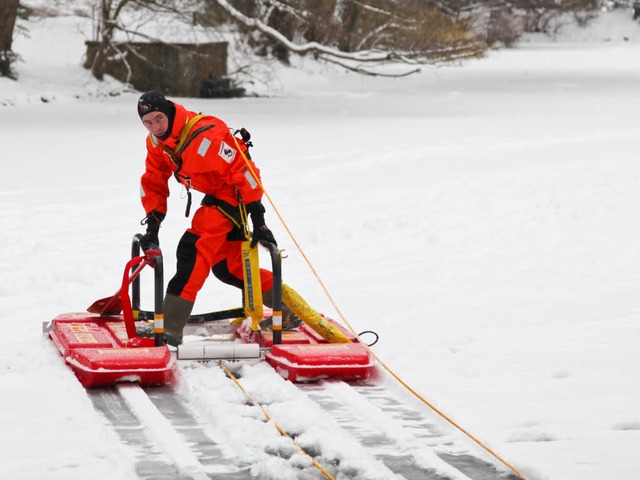 Brandmeister Peter Kobras fhrt im Sch...chlitten der Freiburger Feuerwehr vor.  | Foto: Alexandra Sillgitt