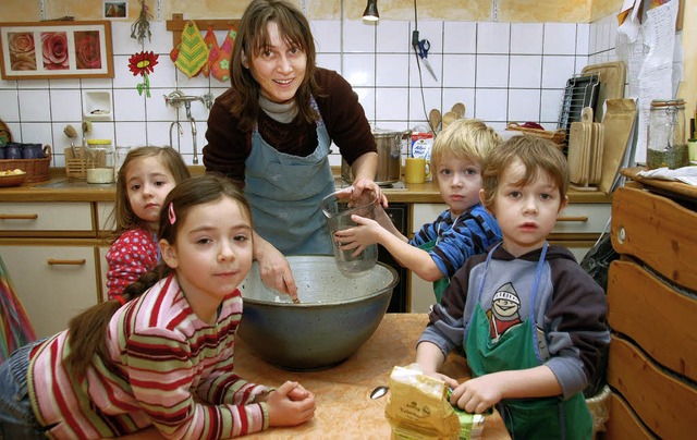 Kinder backen zusammen mit Waldorfkindergrtnerin Claudia Nimz.    | Foto: Wolfgang Beck