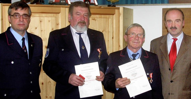 Fr 40 Jahre aktiven Dienst  in der Fe...nt Horst Hfflin (links) gratulierte.   | Foto: Sebastian ehret