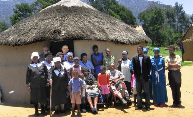 Ein Gottesdienst im Kral: Pfarrer Karl...tgliedern seiner Gemeinde in Ekhombela  | Foto: privat