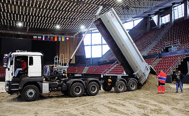 CSI Basel - Die Spezialmischung wird in der St. Jakobshalle aufgetragen  | Foto: Hans Jrgen Kugler