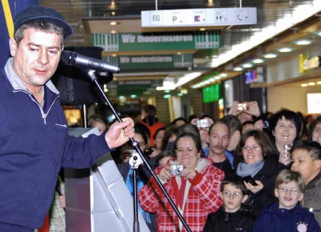 Bodenstndiger Musik-Star: Michael Hir...armonika gut 200 Fans im Rheincenter.   | Foto: Norbert Sedlak