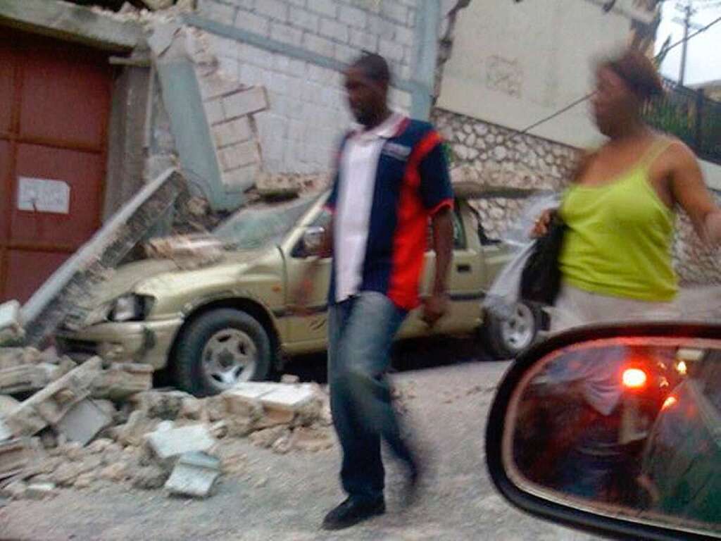 Haitianer vor den Trmmern ihrer Huser