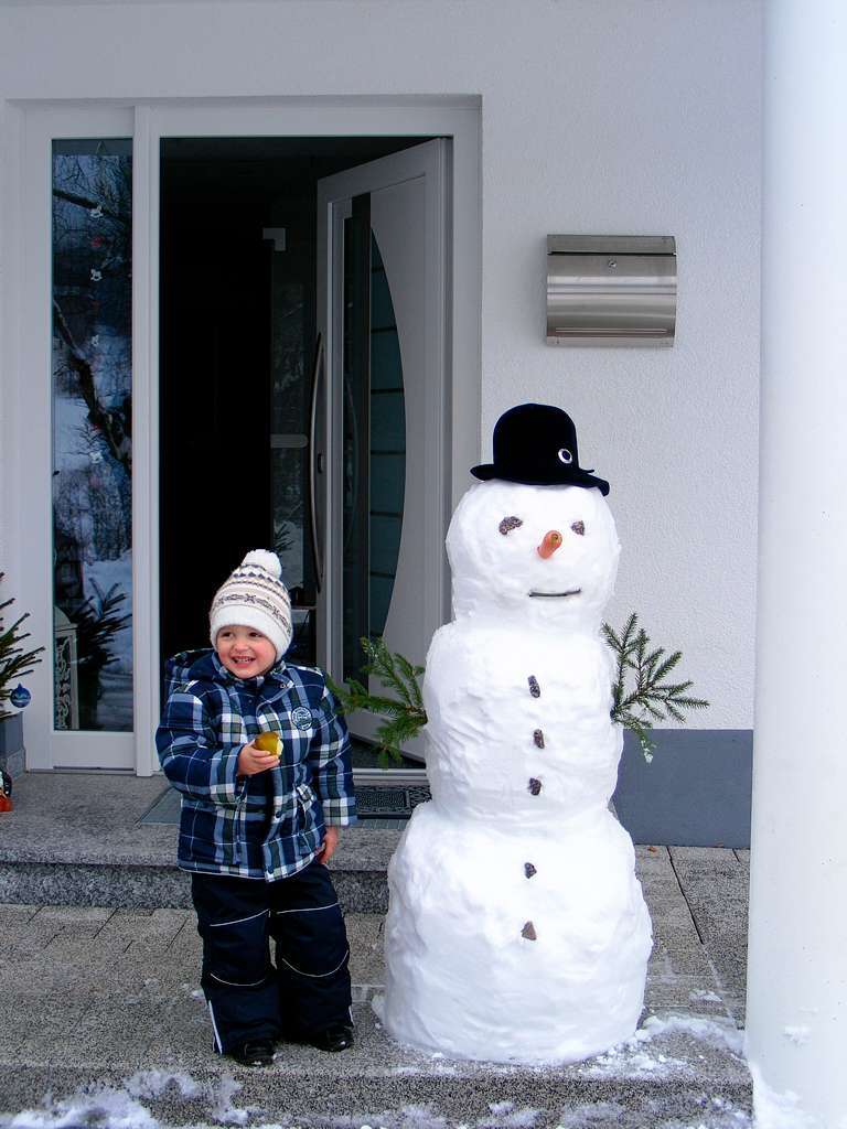 "Zusammen mit unserem 2-jhrigen Sohn Leonard bauten wir in den Weihnachtsferien unseren neuen Trsteher, der allerdings dem Weihnachtstauwetter keine Nacht Paroli bieten konnte. Am nchsten Morgen verabschiedete er sich mit einem groen Knicks nach vorne." Susanne und Markus Schwer aus Menzenschwand.