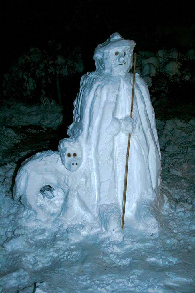 "Dieser Schfer-Schneemann mit Schnee-Hund (Struppi) steht in Alpirsbach. Gemacht hat ihn mein Bruder Peter Stoll zusammen mit seinen Tchtern Alicia und Tatjana (11 und 13 Jahre)."