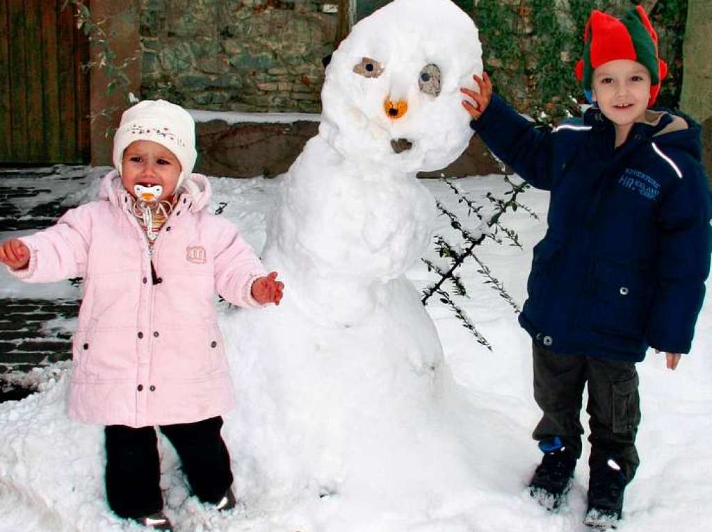 "Hallo mach schnell ein Bild", ruft Lukas der mit seiner Schwester Marina den Schneemann in Burkheim gebaut hat.