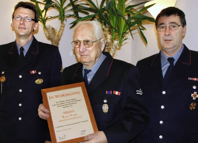 Fr 60 Jahre Feuerwehrzugehrigkeit wu...rt. Auf dem Bild fehlt Theodor Vogel.   | Foto: Vitt