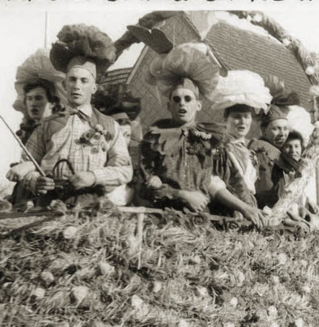 Schon vor 100 Jahren gab es in Unading...20;), zieht der  Zug durch das  Dorf.   | Foto: Repro: Christa Maier