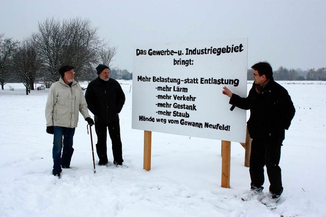 Hubert Heidiri (rechts),  Adalbert Fal...;Hnde weg vom Gewann Neufeld&#8220;.   | Foto: Schmidt