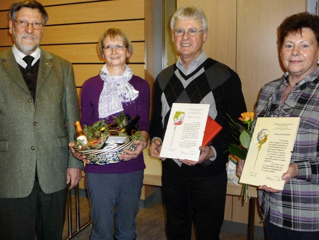 Diakon  Rolf Borgas und die 2. Chorvor...goldenes Sangesjubilum (von links).    | Foto: Gottfried Blansche