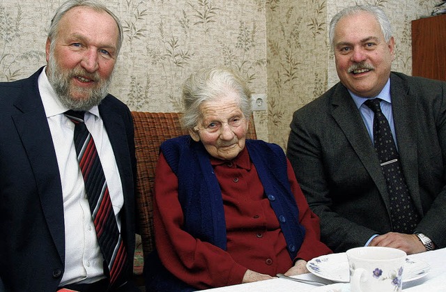 Zu ihrem 98. Geburtstag gratulierten A...rotweils Ortsvorsteher Arno Landerer.   | Foto: herbert trogus