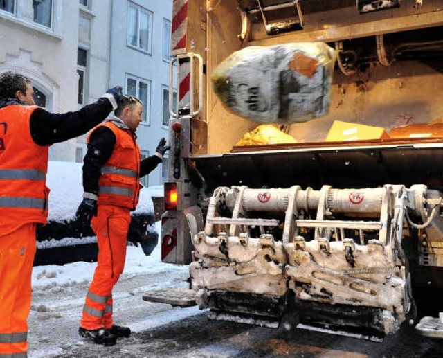 Die Leistung der Mllmnner ist im Lan...Jahren  zum  gleichen Preis zu haben.   | Foto: dpa