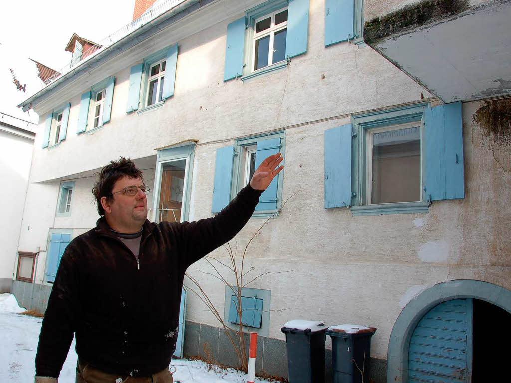 Die blauen Fensterlden der Hausnummer 6 haben es  dem Baustoff-Recycler Peter Rieger besonders angetan.