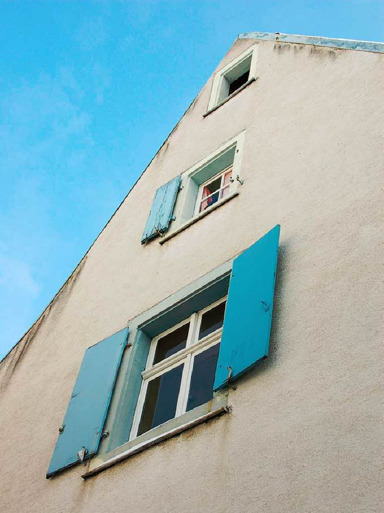 Blaue Lden vor blauem Himmel: Fassade der Hausnummer 6 (aus dem 19. Jahrhundert) zur Eisengasse hin.