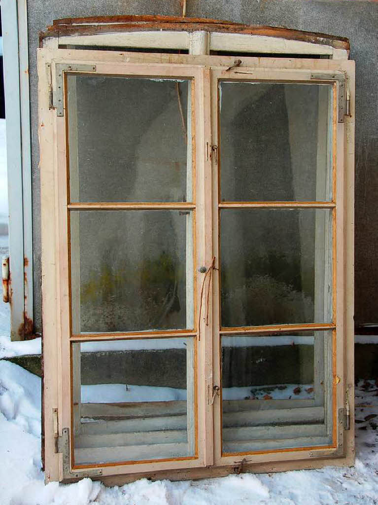 Alte Fensterrahmen und Scheiben, ausgebaut aus dem  Fachwerkhaus.