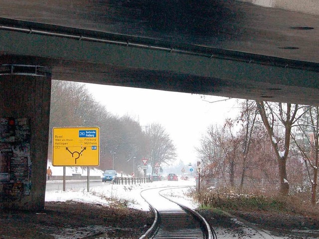 Zu niedrig fr die Oberleitung: Die A ...hrung  der Kandertalbahn bei Binzen.   | Foto: Markus Maier