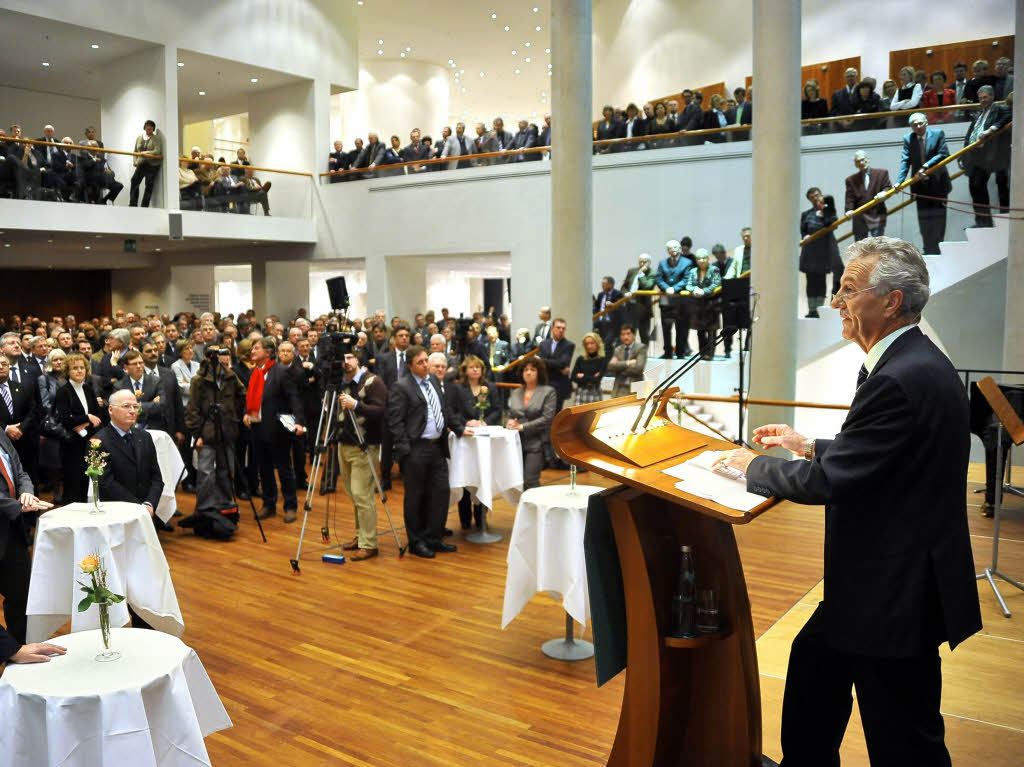 IHK Prsident Karlhubert Dischinger begrt die Gste beim Neujahrsempfang der Industrie- und Handelskammer Sdlicher Oberrhein im Freiburger Konzerthaus.