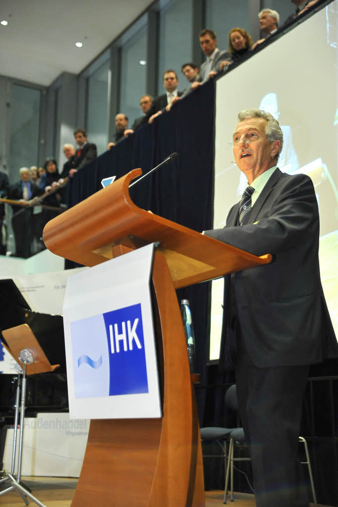 IHK Prsident Karlhubert Dischinger begrt die Gste beim Neujahrsempfang der Industrie- und Handelskammer Sdlicher Oberrhein im Freiburger Konzerthaus.