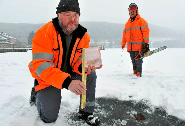 Die Eisdecke des Titisees wird gemesse...zu dnn, um betreten werden zu knnen.  | Foto: dpa