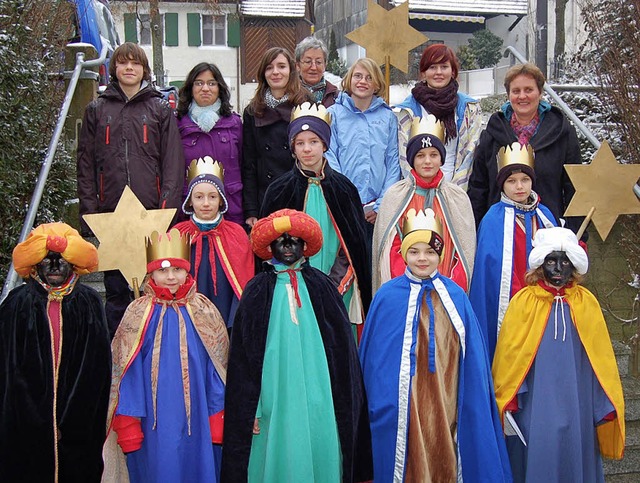 Die Inzlinger Sternsinger mit Pastoral...ts) nach dem Aussegnungsgottesdienst.   | Foto: Vollmar