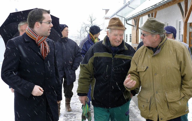 Rund ein Dutzend Stadenhauser, unter i... Schneetreiben durch ihren Heimatort.   | Foto: SASKIA BSAUMGARTNER