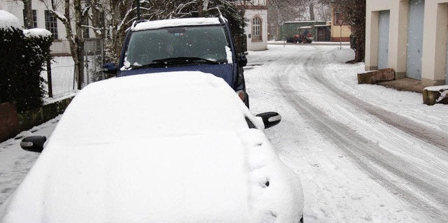 Gestern kam eine Menge Schnee runter. ...Auto erhielt ein neues weies Outfit.   | Foto: Wolfgang Roth