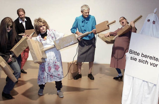 Aus Staubsaugern werden E-Gitarren: Sz...s der &#8222;Familienkonferenz&#8220;   | Foto: theater freiburg