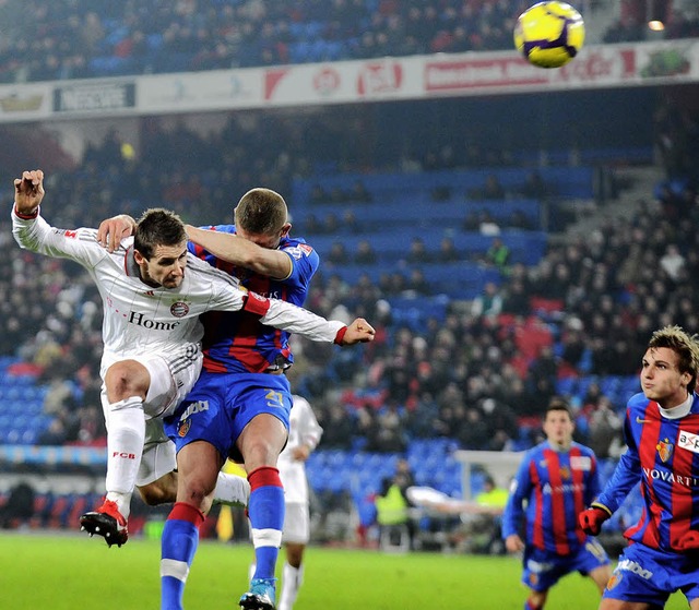 Zwei Tore zum Sieg:  Miroslav Klose (l...ikampf mit dem Basler Franois Marque.  | Foto: schn