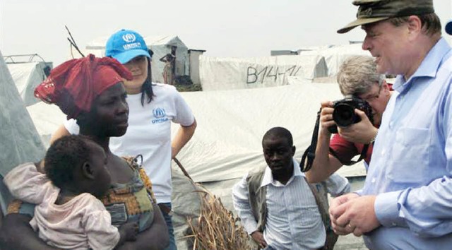 Minister Niebel besucht ein Flchtlingslager im Kongo.   | Foto: DPA