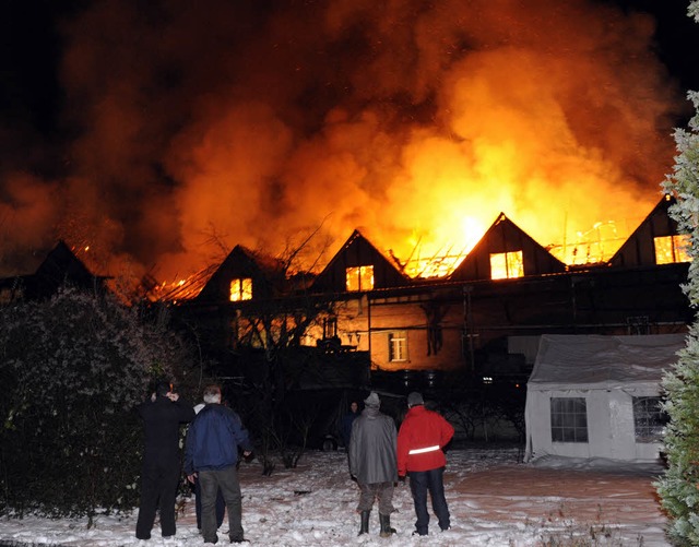 Meterhoch lodern die Flammen in den winterlichen Nachthimmel ber Endingen.  | Foto: dpa