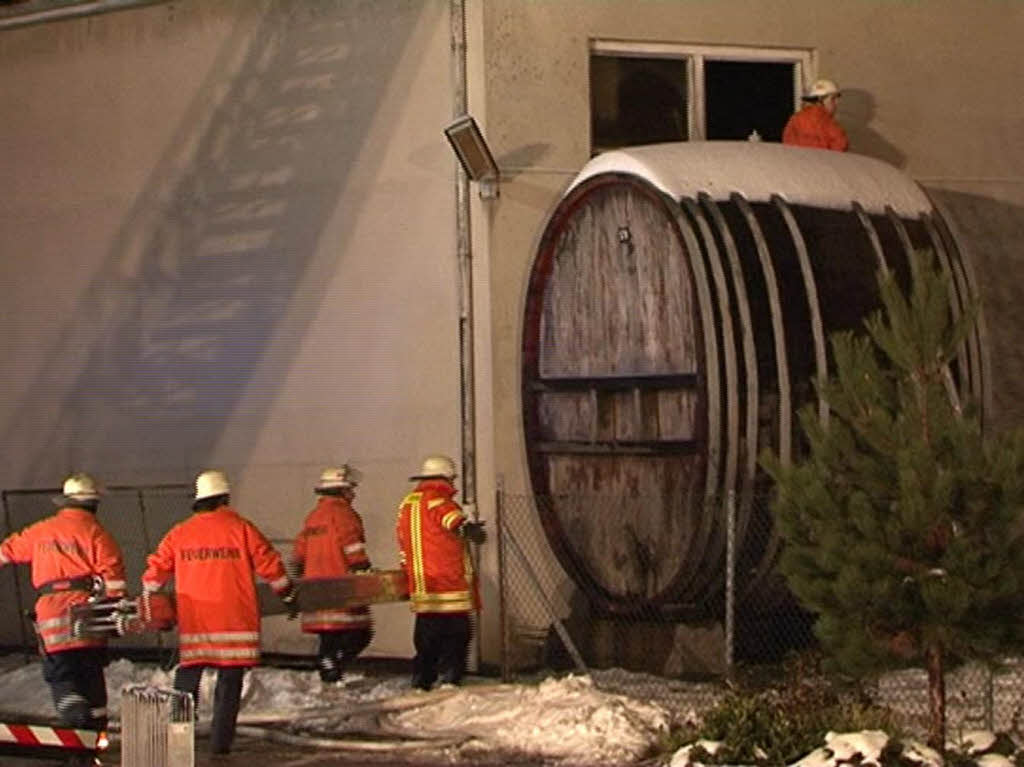 Die Feuerwehr konnte die Lagerhalle des Weinguts nicht mehr retten.