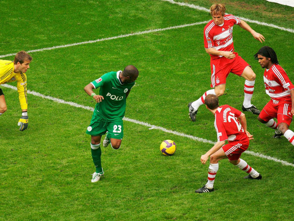 lgtzen: Beim legendren Grafite-Tor am 4. April 2009 standen Andreas Ottl (vorne rechts) und Breno (ganz rechts) noch im Trikot des FC Bayern Spalier. (Der sptere Meister Wolfsburg gewann die Partie mit 5:1).