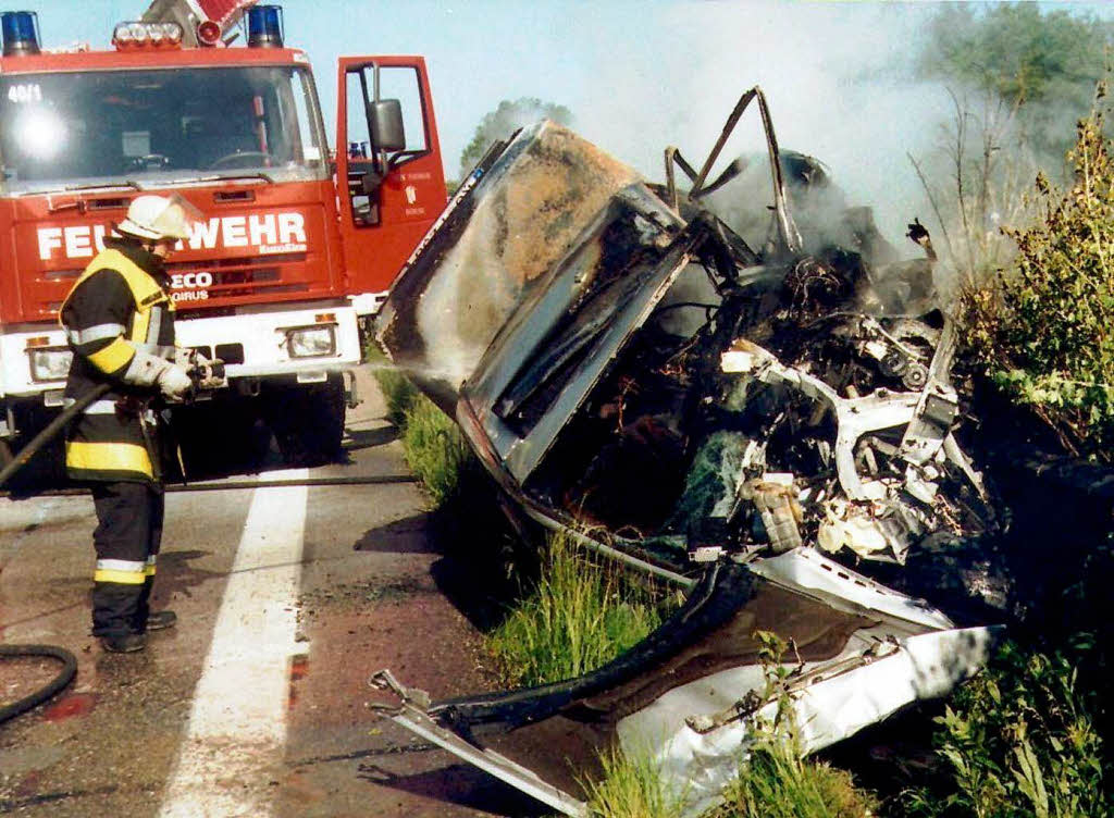 Ein Feuerwehrmann lscht  auf der A8 bei Rosenheim das brennende Fahrzeug eines Geisterfahrers. Bei dem Zusammensto 2001 starb Petra Schrmanns Tochter.