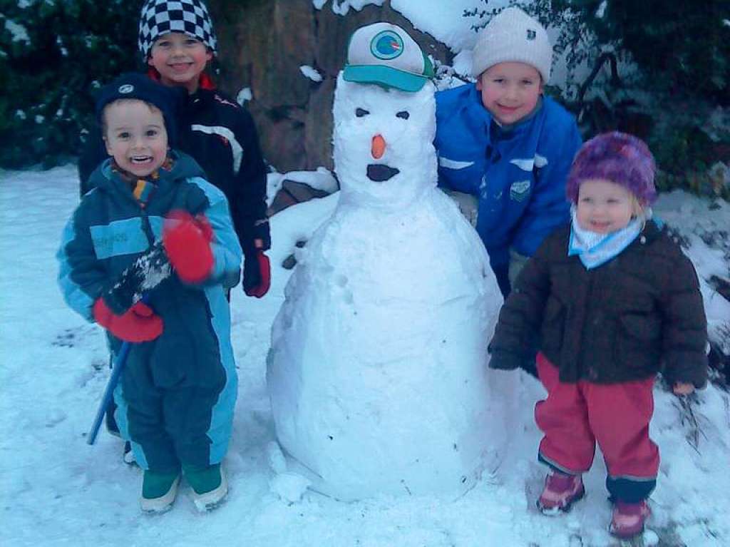 Mit Hilfe von Opa Albert entstand dieser Schneemann im Otto-Khni-Weg in Hofweier. Die Knstler: Julius (3), Lucas (5), Alexander (7) und Lina (2)