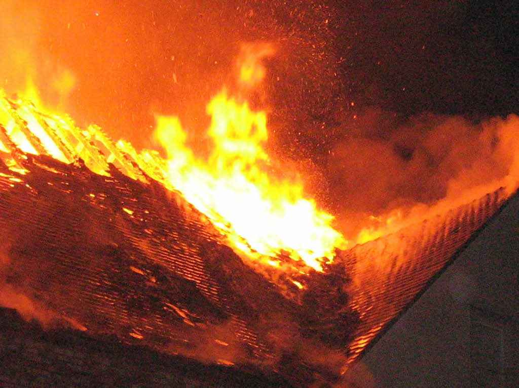 Hoch schlagen die Flammen und der Funkenregen aus dem Dach der Betriebsgebude des Weinguts Bastian.
