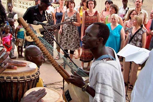 Chorus delicti singt in Gambia