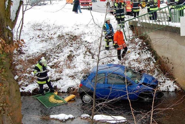 Auto stürzt in Bach – Fahrer leicht verletzt
