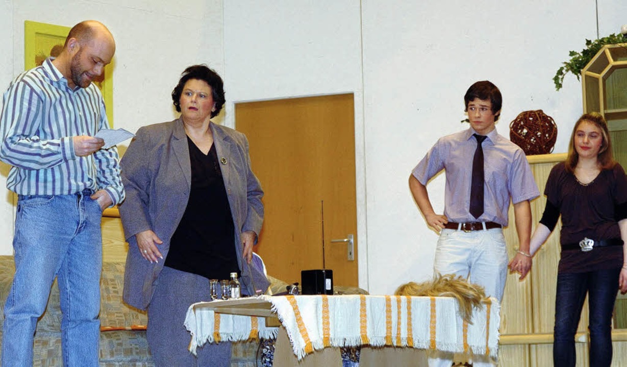 Sehr turbulent ging es beim Theaterabe...gen und Verwechslungen auf der Bhne.   | Foto: Jrgen Schweizer